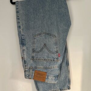 LEVIS - Light Wash Loose Straight Leg